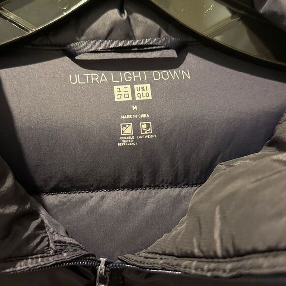 Uniqlo Navy Blue Ultra Light Down Jacket with Hoodie size Medium - Picture 2 of 10